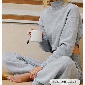 Alo Yoga cropped serenity top - Size S